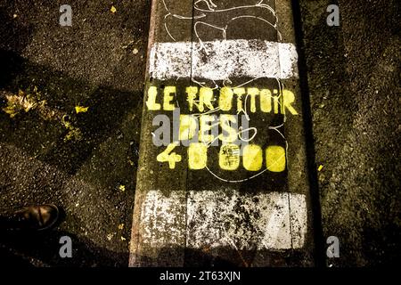 Michael Bunel/Le Pictorium - Exil im Land der Menschenrechte - 19/12/2017 - Frankreich/Ile-de-France (Region)/Paris - Versammlung vor dem PADA (Aufnahmeplattform für Asylbewerber), um die Aufnahmebedingungen für Migranten in Frankreich anzuprangern; und insbesondere die Lebensbedingungen auf dem heutigen Bürgersteig von 40000. Nach Angaben der Verbände haben 40.000 Menschen diesen Gehweg überquert, um Asyl zu beantragen. 40000 Menschen müssen oft auf dem Bürgersteig schlafen, um am nächsten Morgen einen Platz in der Warteschlange zu bekommen und hoffen, ihren Fall einreichen zu können. Dezember 2017. Par Stockfoto