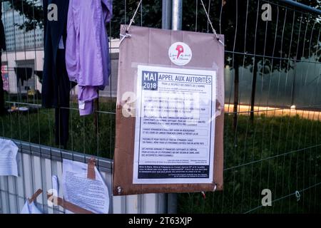 Michael Bunel/Le Pictorium - Exil im Land der Menschenrechte - 30/05/2018 - Frankreich/Ile-de-France (Region)/Paris - Zerschlagung des Lagers - Milleniumsärzte. Dies ist die 35. Demontage in Paris in den letzten drei Jahren. Die Menschen sollen in Unterkunftszentren gebracht werden, während ihre Verwaltungssituation untersucht wird. 30. Mai 2018. Paris. Frankreich. Im Oktober 2015 legte die Gemeinde achtzehn Verpflichtungen in einem Dokument mit dem Titel "Mobilisierung der Pariser Gemeinschaft zur Aufnahme von Flüchtlingen" vor. Das Dokument beginnt mit diesem Satz: "Paris wird sich wie andere Flüchtlingsstädte der Herausforderung stellen Stockfoto