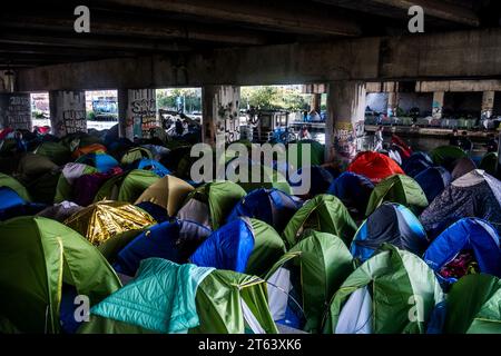 Michael Bunel/Le Pictorium - Exil im Land der Menschenrechte - 30/05/2018 - Frankreich/Ile-de-France (Region)/Paris - Zerschlagung des Lagers - Milleniumsärzte. Dies ist die 35. Demontage in Paris in den letzten drei Jahren. Die Menschen sollen in Unterkunftszentren gebracht werden, während ihre Verwaltungssituation untersucht wird. 30. Mai 2018. Paris. Frankreich. Im Oktober 2015 legte die Gemeinde achtzehn Verpflichtungen in einem Dokument mit dem Titel "Mobilisierung der Pariser Gemeinschaft zur Aufnahme von Flüchtlingen" vor. Das Dokument beginnt mit diesem Satz: "Paris wird sich wie andere Flüchtlingsstädte der Herausforderung stellen Stockfoto