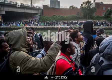 Michael Bunel/Le Pictorium - Exil im Land der Menschenrechte - 30/05/2018 - Frankreich/Ile-de-France (Region)/Paris - die Migranten, geleitet von den Kräften der Ordnung, schließen sich während der Demontage des Camps -Millenaire- in Zehnergruppen an. Dies ist die 35. Demontage in Paris in den letzten drei Jahren. Die Menschen sollen in Unterkunftszentren gebracht werden, während ihre Verwaltungssituation überprüft wird. 30. Mai 2018. Paris. Frankreich. Im Oktober 2015 legte die Gemeinde achtzehn Verpflichtungen in einem Dokument mit dem Titel "Mobilisierung der Pariser Gemeinschaft zur Aufnahme von Flüchtlingen" vor. Stockfoto
