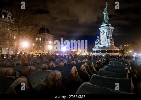 Michael Bunel/Le Pictorium - Exil im Land der Menschenrechte - 23/11/2020 - Frankreich/Ile-de-France (Region)/Paris - als Reaktion auf einen Aufruf der Vereinigung Utopia 56 nahmen Hunderte von Flüchtlingen an einer Aktion am Place de la Republique Teil. Ziel der Operation war es, das Profil derjenigen zu erhöhen, die während der Evakuierung des Lagers Saint Denis aus dem Schutzsystem ausgelassen worden waren. Fast 800 Menschen wurden nicht betreut. November 2020. Paris, Frankreich. Im Oktober 2015 legte die Gemeinde achtzehn Verpflichtungen in einem Dokument mit dem Titel „Mobilizing the Paris comm Stockfoto