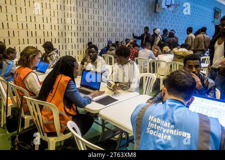 Michael Bunel/Le Pictorium - Exil im Land der Menschenrechte - 30/05/2018 - Frankreich/Ile-de-France (Region)/Paris - Operation der Schutzhülle nach der Evakuierung des Lagers - Milleniumsärzte. Migranten und Flüchtlinge werden in einem Turnsaal untergebracht, wo sie zur administrativen Klärung registriert sind. Kinderbetten wurden eingerichtet. 30. Mai 2018. Paris. Frankreich. Im Oktober 2015 legte die Gemeinde achtzehn Verpflichtungen in einem Dokument mit dem Titel "Mobilisierung der Pariser Gemeinschaft zur Aufnahme von Flüchtlingen" vor. Das Dokument beginnt mit diesem Satz: "Paris wird sich wie andere Flüchtlingsstädte der Herausforderung stellen Stockfoto