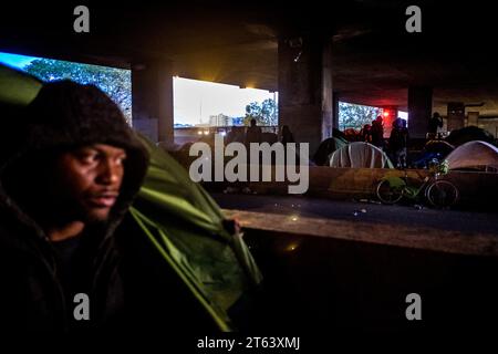 Michael Bunel/Le Pictorium - Exil im Land der Menschenrechte - 03/05/2019 - Frankreich/Ile-de-France (Region)/Paris - Dutzende von Zelten werden unter dem Autobahnkreuz Porte de la Chapelle errichtet. Kwende aus Guinea kam vor drei Wochen in Frankreich an. Er reiste durch Tripolis, verbrachte dann drei Jahre in Italien, bevor er hier ankam. Als französischer Sprecher dachte er nur an Frankreich, wo er hoffte, Arbeit zu finden. Obwohl die Bedingungen extrem sind, hat er die Hoffnung nicht aufgegeben und wäre lieber hier als in Italien. Mai 2019. Paris, Frankreich. Im Oktober 2015 legte die Gemeinde acht vor Stockfoto