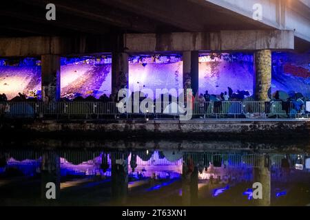 Michael Bunel/Le Pictorium - Exil im Land der Menschenrechte - 30/05/2018 - Frankreich/Ile-de-France (Region)/Paris - Blick auf eines der Ufer der Slumstadt, noch beleuchtet vor Tagesanbruch und dem Beginn der Zerschlagung des Lagers "Millenaire". Dies ist die 35. Demontage in Paris in den letzten drei Jahren. Personen müssen in Unterkunftszentren gebracht werden, während ihre Verwaltungssituation überprüft wird. 30. Mai 2018. Paris. Frankreich. Im Oktober 2015 legte die Gemeinde achtzehn Verpflichtungen in einem Dokument mit dem Titel "Mobilisierung der Pariser Gemeinschaft zur Aufnahme von Flüchtlingen" vor. Das Dokument Stockfoto