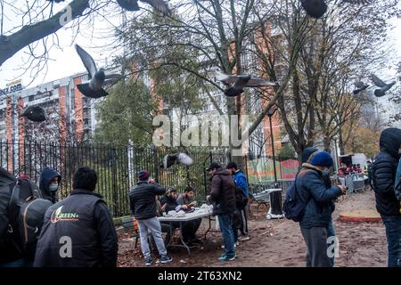 Michael Bunel/Le Pictorium - Exil im Land der Menschenrechte - 24/11/2020 - Frankreich/Ile-de-France (Region)/Paris - Verteilung des Frühstücks durch die Heilsarmee im Norden von Paris. Am Tag nach der Aktion am Place de la Republique unter der Leitung von Utopia 56, wo die Flüchtlinge von der Polizei gewaltsam vertrieben wurden. Paris, 24. November 2020. Frankreich. Im Oktober 2015 legte die Gemeinde achtzehn Verpflichtungen in einem Dokument mit dem Titel "Mobilisierung der Pariser Gemeinschaft zur Aufnahme von Flüchtlingen" vor. Das Dokument beginnt mit diesem Satz: "Paris wird sich, wie andere Flüchtlingsstädte, der Herausforderung stellen Stockfoto