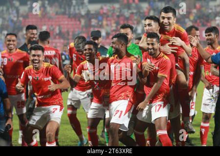 Die Spieler der Bashundhara Kings feiern, nachdem sie im AFC Cup 2023-24 in der Gruppe D in der Bashundhara Kings Arena gegen Mohun Bagan gewonnen haben Stockfoto