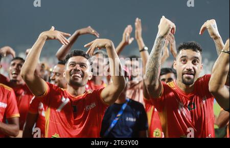 Die Spieler der Bashundhara Kings feiern, nachdem sie im AFC Cup 2023-24 in der Gruppe D in der Bashundhara Kings Arena gegen Mohun Bagan gewonnen haben Stockfoto