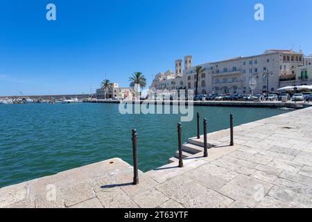 MOLFETTA, ITALIEN, 10. JULI 2022 - Blick auf die Fischerstadt Molfetta, Provinz Bari, Apulien, Italien Stockfoto