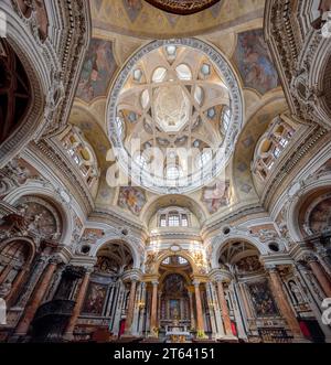 TURIN, ITALIEN, 11. APRIL 2023 - Panoramablick von innen auf die Königliche Kirche San Lorenzo in Turin, Piemont, italien Stockfoto