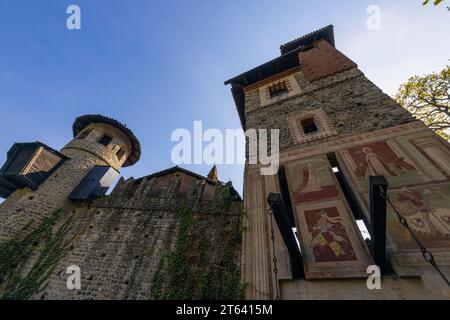 TURIN, ITALIEN 11. APRIL 2023 - Blick auf das mittelalterliche Dorf im Park von Valentino in Turin (Turin), Italien Stockfoto