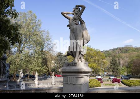 TURIN, ITALIEN, 11. APRIL 2023 - der Brunnen der 12 Monate in der Nähe des Valentino Parks in Turin (Turin), die Statue für den Monat Juli, Piemont Stockfoto