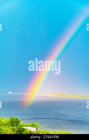 Regenbogen über der Wolga nach dem Regen. Natur Russlands Stockfoto