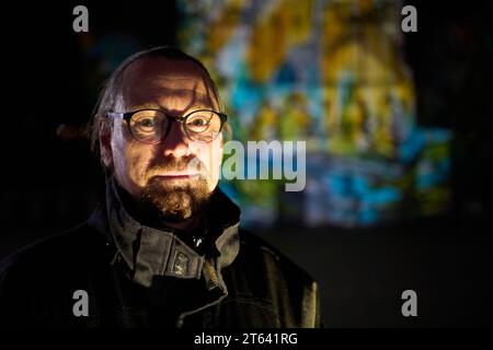 Koblenz, Deutschland. November 2023. Während der Probe der audiovisuellen Installation „Les Monuments vivants“ wurde das St. Die Basilika Kastor in Koblenz erstrahlt im Licht des Künstlers Ingo Bracke. Großformatige, farbenfrohe Lichtmalereien glänzen sowohl an der Fassade der St. Kastor Basilika und im Inneren. Bracke verwendet einzigartige handgemalte Bilder, die er großformatig mit einer „anachronistischen, archaischen“ Projektionstechnik auf die Architektur skaliert. (Zu dpa 'Buntes Licht: Kunstinstallation in und auf der Koblenzer Basilika') Credit: Thomas Frey/dpa/Alamy Live News Stockfoto