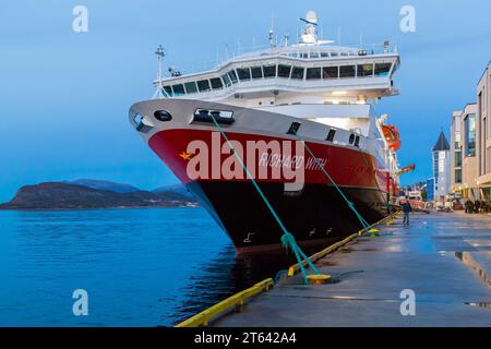 Hurtigruten MS Richard mit Kreuzfahrtschiff, das im Oktober in Alesund, Norwegen, Skandinavien, Europa vor Anker lag Stockfoto