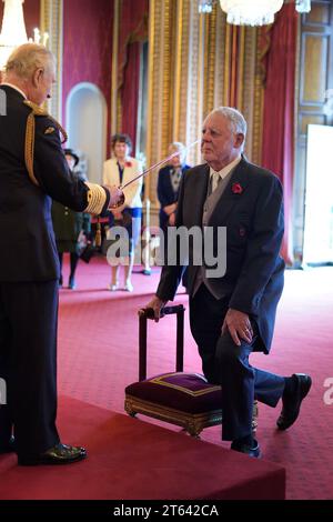 Sir Terence Waite, Mitbegründer und Präsident von Geisel International, wird von König Karl III. Im Londoner Buckingham Palace zum Knight Commander of the St Michael and St George ernannt. Die Ehre würdigt Verdienste um die Wohltätigkeit und die humanitäre Arbeit. Bilddatum: Mittwoch, 8. November 2023. Stockfoto