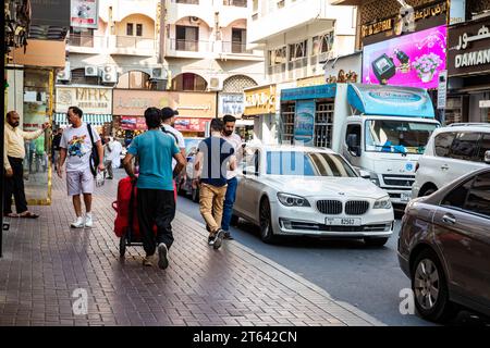 VAE, Dubai, 8. November 2023, Menschen, die hart im Grand Souk in Dubai arbeiten und Baumwolle, Seide und verschiedene andere Materialien verkaufen, die Einheimische und Besucher gleichermaßen anlocken. Quelle: Keith Larby/Alamy Live News Stockfoto