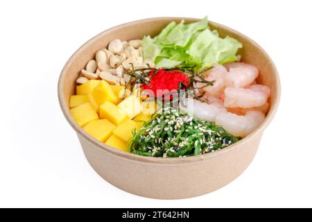 Garnelenpoke mit Garnelen, Mango, Erdnüssen, Chuka Seetang, masago Kaviar, Eisberg, Poke-Reis, Aiolina-Sauce auf weißem Hintergrund Stockfoto