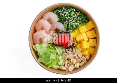 Garnelenpoke mit Garnelen, Mango, Erdnüssen, Chuka Seetang, masago Kaviar, Eisberg, Poke-Reis, Aiolina-Sauce auf weißem Hintergrund 1 Stockfoto