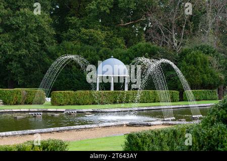 Die Rotunda am Zierteich und Brunnen im Rhinefield House Hotel, Brockenhurst im New Forest, Hampshire, England, Großbritannien Stockfoto