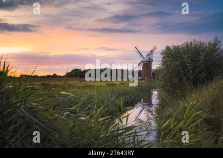 Sonnenuntergang über Horsey Mill auf den Norfolk Broads an einem Sommerabend. Stockfoto