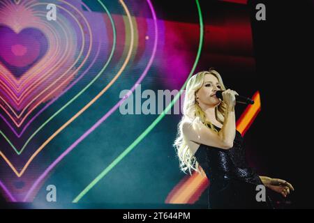Zürich, Schweiz. Oktober 2023. Die österreichische Schlagersängerin Melissa Naschenweng gibt ein Live-Konzert während der Großen Schlagerparty 2023 im Hallenstadion in Zürich. (Foto: Gonzales Foto - Tilman Jentzsch). Stockfoto