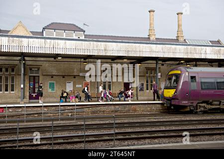 Ein TurboStar-Zug der BR-Klasse 170 wartet auf Gleis 3 am Bahnhof Lincoln Stockfoto