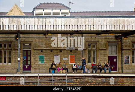 Passagiere warten auf Bahnsteig 3 am Bahnhof Lincoln. Ursprünglich Lincoln Central wurde es 1848 eröffnet und hat viele der ursprünglichen Merkmale erhalten Stockfoto