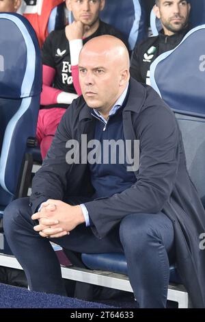 Neapel, Italien. November 2023. Arne Slot Coach von Feyenoord Rotterdam während des UEFA Champions League Spiels zwischen SS Lazio und Feyenoord Rotterdam im Olympiastadion. SS Lazio gewinnt mit 1:0. (Kreditbild: © Agostino Gemito/Pacific Press via ZUMA Press Wire) NUR REDAKTIONELLE VERWENDUNG! Nicht für kommerzielle ZWECKE! Stockfoto