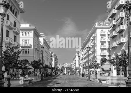 Thessaloniki, Griechenland - 22. September 2023 : Panoramablick auf den beliebten Hauptplatz der Stadt Thessaloniki, den Aristotelous-Platz Stockfoto