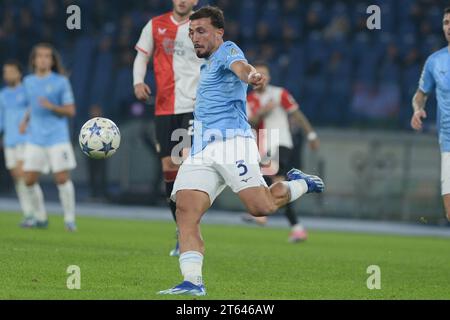 Neapel, Italien. November 2023. Luca Pellegrini von der SS Lazio im Olympiastadion in der UEFA Champions League zwischen der SS Lazio gegen Feyenoord Rotterdam. SS Lazio gewinnt mit 1:0. (Kreditbild: © Agostino Gemito/Pacific Press via ZUMA Press Wire) NUR REDAKTIONELLE VERWENDUNG! Nicht für kommerzielle ZWECKE! Stockfoto