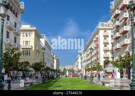 Thessaloniki, Griechenland - 22. September 2023 : Panoramablick auf den beliebten Hauptplatz der Stadt Thessaloniki, den Aristotelous-Platz Stockfoto