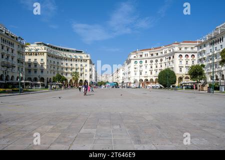 Thessaloniki, Griechenland - 22. September 2023 : Panoramablick auf den beliebten Hauptplatz der Stadt Thessaloniki, den Aristotelous-Platz Stockfoto