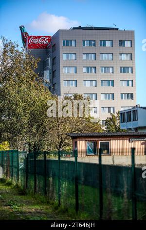 Zagreb, Kroatien. November 2023. Foto am 08. November 2023. Zeigt das Coca-Cola HBC Gebäude in Zagreb, Kroatien. Mehrere Menschen erkrankten, nachdem sie in der vergangenen Woche Getränke getrunken hatten, die von der Firma Coca-Cola in Kroatien hergestellt wurden, und die Behörden empfahlen den Menschen, nur Leitungswasser zu trinken. Coca-Cola Kroatien erklärte, dass es einige seiner Erzeugnisse "vorübergehend" zurückzieht, "obwohl unsere interne Analyse keine Unregelmäßigkeiten bei der Produktion oder den Erzeugnissen ergeben hat. Foto: Slavko Midzor/PIXSELL Credit: Pixsell/Alamy Live News Stockfoto