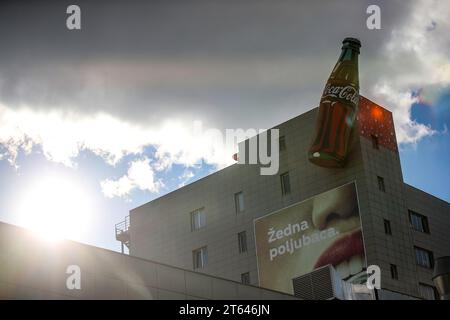 Zagreb, Kroatien. November 2023. Foto am 08. November 2023. Zeigt das Coca-Cola HBC Gebäude in Zagreb, Kroatien. Mehrere Menschen erkrankten, nachdem sie in der vergangenen Woche Getränke getrunken hatten, die von der Firma Coca-Cola in Kroatien hergestellt wurden, und die Behörden empfahlen den Menschen, nur Leitungswasser zu trinken. Coca-Cola Kroatien erklärte, dass es einige seiner Erzeugnisse "vorübergehend" zurückzieht, "obwohl unsere interne Analyse keine Unregelmäßigkeiten bei der Produktion oder den Erzeugnissen ergeben hat. Foto: Slavko Midzor/PIXSELL Credit: Pixsell/Alamy Live News Stockfoto