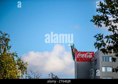 Zagreb, Kroatien. November 2023. Foto am 08. November 2023. Zeigt das Coca-Cola HBC Gebäude in Zagreb, Kroatien. Mehrere Menschen erkrankten, nachdem sie in der vergangenen Woche Getränke getrunken hatten, die von der Firma Coca-Cola in Kroatien hergestellt wurden, und die Behörden empfahlen den Menschen, nur Leitungswasser zu trinken. Coca-Cola Kroatien erklärte, dass es einige seiner Erzeugnisse "vorübergehend" zurückzieht, "obwohl unsere interne Analyse keine Unregelmäßigkeiten bei der Produktion oder den Erzeugnissen ergeben hat. Foto: Slavko Midzor/PIXSELL Credit: Pixsell/Alamy Live News Stockfoto