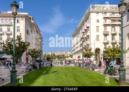 Thessaloniki, Griechenland - 22. September 2023 : Panoramablick auf den beliebten Hauptplatz der Stadt Thessaloniki, den Aristotelous-Platz Stockfoto