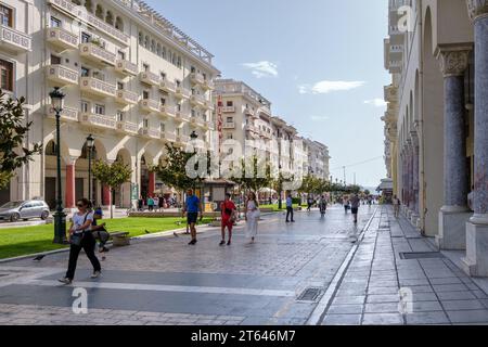 Thessaloniki, Griechenland - 22. September 2023 : Panoramablick auf den beliebten Hauptplatz der Stadt Thessaloniki, den Aristotelous-Platz Stockfoto