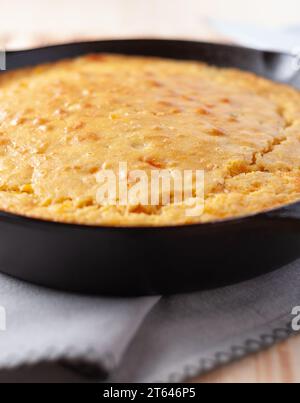 Nahaufnahme des Käsebrotes aus dem Südwesten mit grünen Chilis, die in einer gusseisernen Pfanne gebacken wurden Stockfoto