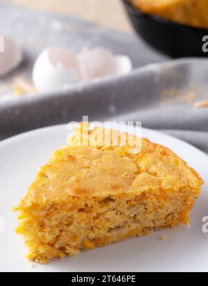 Eine Scheibe südwestlicher Käsebuttermilch-Maisbrot mit grünen Chilis, gebacken in einer gusseisernen Pfanne Stockfoto