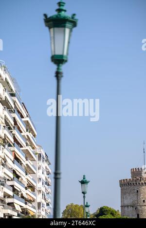 Blick auf eine Laterne, Wohngebäude und den berühmten Weißen Turm, auch bekannt als Lefkos Pyrgos in Thessaloniki Griechenland Stockfoto