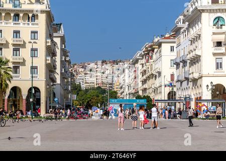 Thessaloniki, Griechenland - 22. September 2023 : Panoramablick auf den beliebten Hauptplatz der Stadt Thessaloniki, den Aristotelous-Platz Stockfoto