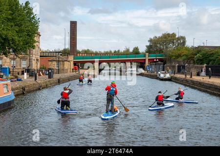 Paddleboarder auf dem Canal, Sheffield Stockfoto