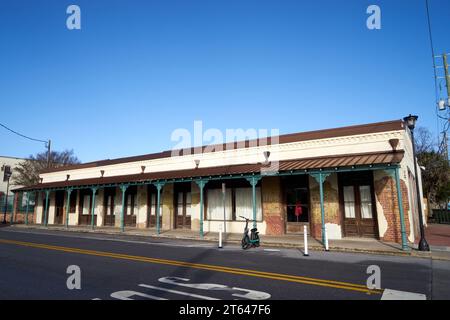 Die klassische Fassade eines historischen Geschäftsgebäudes an der E Government Street, Pensacola. Stockfoto