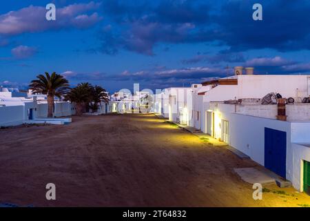 Spanien, Kanarische Inseln, La Graciosa: Sandstrassen zwischen den weißen Häusern der Insel La Graciosa bei Sonnenuntergang Stockfoto