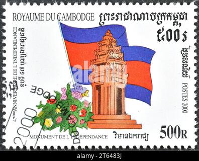 Von Kambodscha gedruckte Briefmarke, die das Unabhängigkeitsdenkmal, 47. Jahrestag der Unabhängigkeit, um 2000 zeigt. Stockfoto