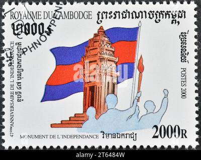Von Kambodscha gedruckte Briefmarke, die das Unabhängigkeitsdenkmal, 47. Jahrestag der Unabhängigkeit, um 2000 zeigt. Stockfoto