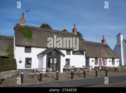 The Black Bull Public House, Etal, Cornhill-on-Tweed, Northumberland, England, Großbritannien - einziger reetgedeckter Pub in Northumberland. Stockfoto