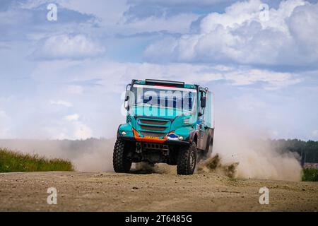 Rennwagen mit hoher Geschwindigkeit auf Geländestraßen während einer Cross Country-Rallye Stockfoto