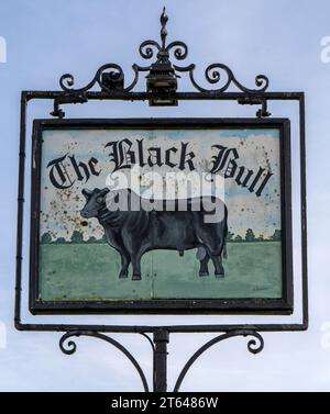 Traditionelles hängendes Pub-Schild im Black Bull Pub, Etal, Cornhill-on-Tweed, Northumberland, England, Großbritannien - einziger reetgedeckter Pub in Northumberland. Stockfoto