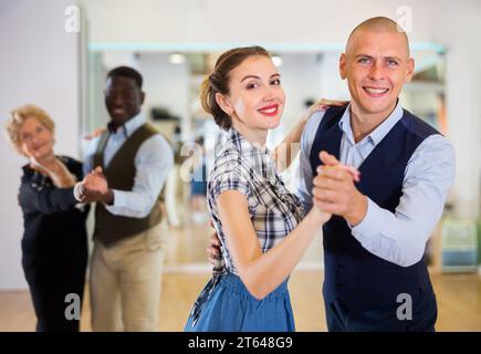 Mann und Frau, die im Tanzzimmer Tanz im Ballsaal durchführen Stockfoto